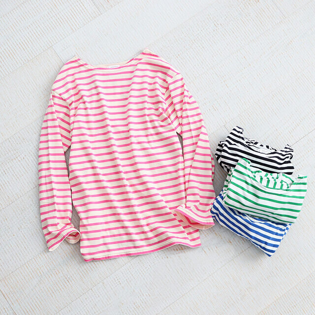 最近のスタメンはこちら!SHINZONEのカラフルボーダー!
薄手でソフトなコットン地のブランド定番ボーダーTeeです◎
少し開いた首元にゆったりとしたサイズ感で、楽チンな着心地なのです〜