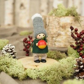 NORDIKA nisse | リンゴを持った男の子