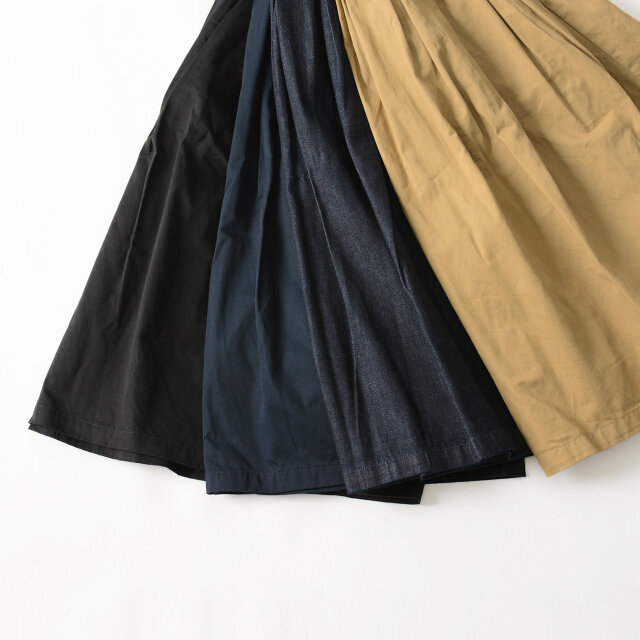 カラーは、チノ素材がbeige、navy、blackの3色、デニム素材がindigoの1色展開になります。