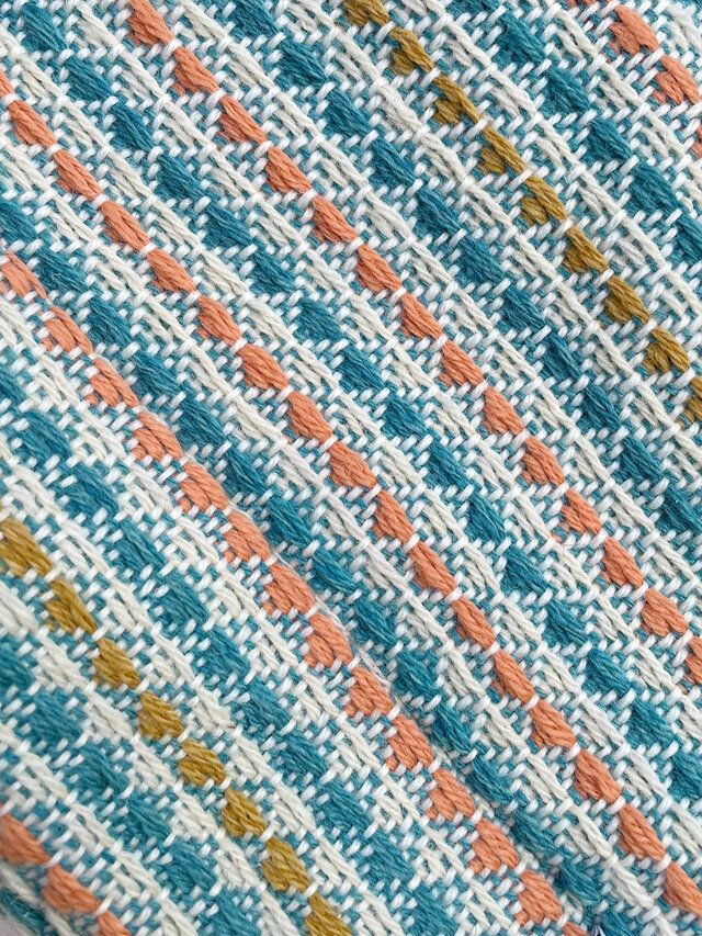 立体感とカラーパレットが相まって、色たちが弾けて踊っているようです。