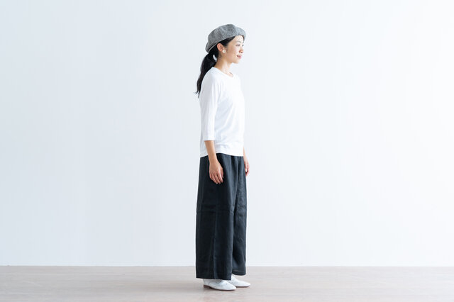 フルレングスで大人らしく着こなしていただけます。
スタイリッシュな雰囲気のパンツですが、ウエストがゴム仕様なのでデイリーユースにぴったり。