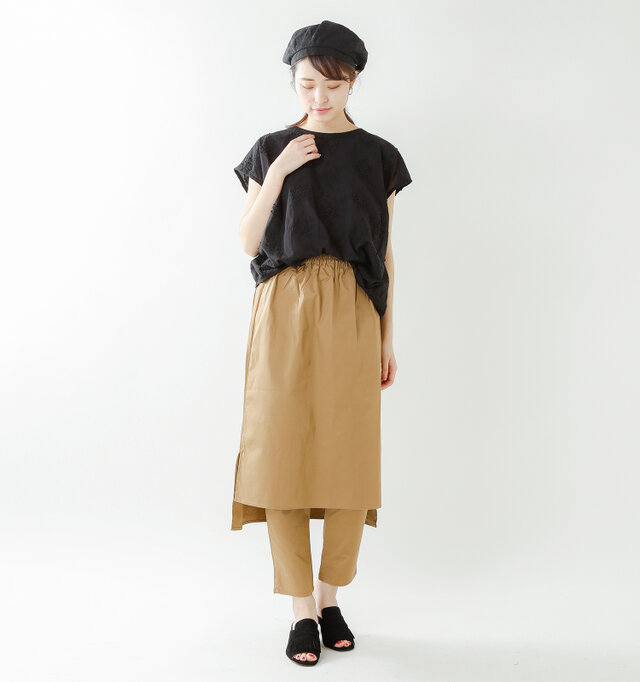 color : black / size : S
縦長タイプのスカートに合わせても、腰周りがゆったりとしたつくりなので、窮屈感なくバランスよくまとまります◎