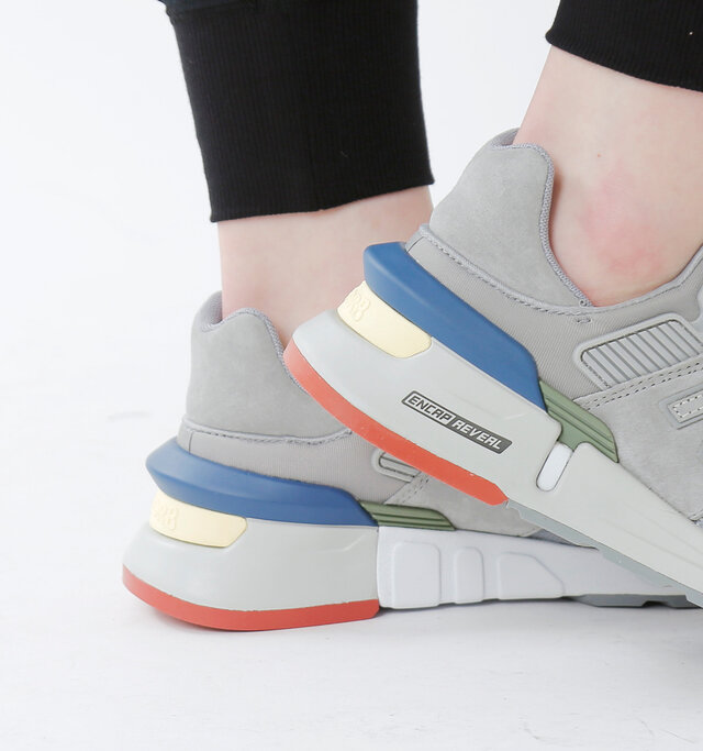 new balanceのランニングシューズのテクノロジーとして、1980年代に誕生した安定性とクッション性を両立する構造の「ENCAP」。
元来、衝撃吸収性に優れたEVA素材を頑丈なPU素材に封入した構造であり、クッション材であるEVAはシューズの外側から見えない構造だったが、今回新たなソールテクノロジープラットフォームとしてアップデート。
