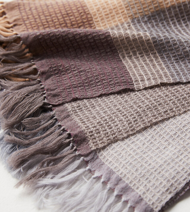 カラー│ボルドー
ウール100％で織り上げた、ふっくらワッフル織り。