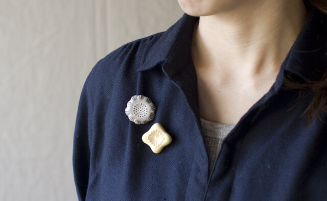 濃い色の服につければ、ブローチの存在感をより引き立てることができます。シンプルなお洋服のワンポイントとしてもおすすめです。
