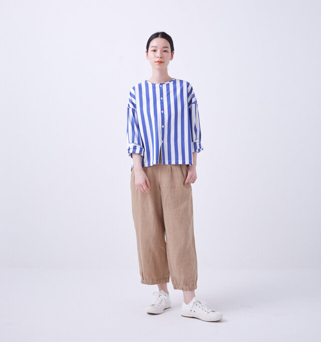 モデル164cm 着用サイズ:0 / BEIGE
丸みのあるシルエットも、リネン素材の軽い質感によってすっきりとした印象に。