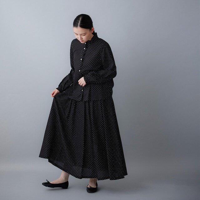 セットアップで着ていただくと、ワンピースのような表情を楽しめます。