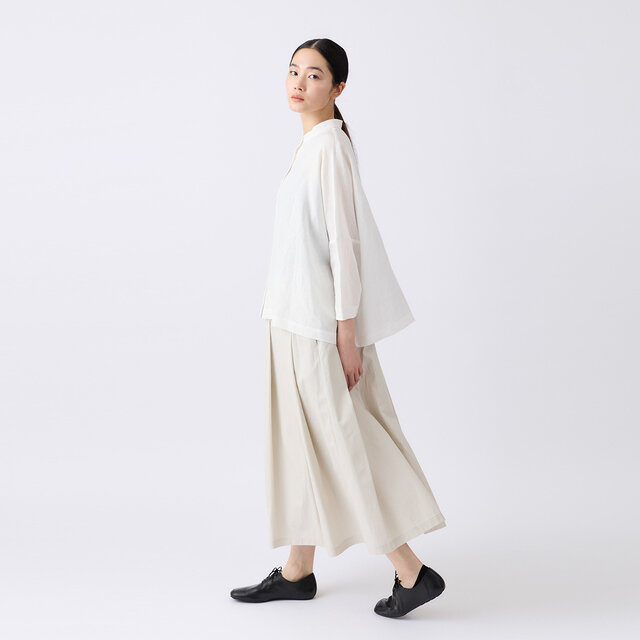 直線を意識したミニマルなデザインは、ゆったりとしたシルエットの中にも、すっきりとした印象に。
