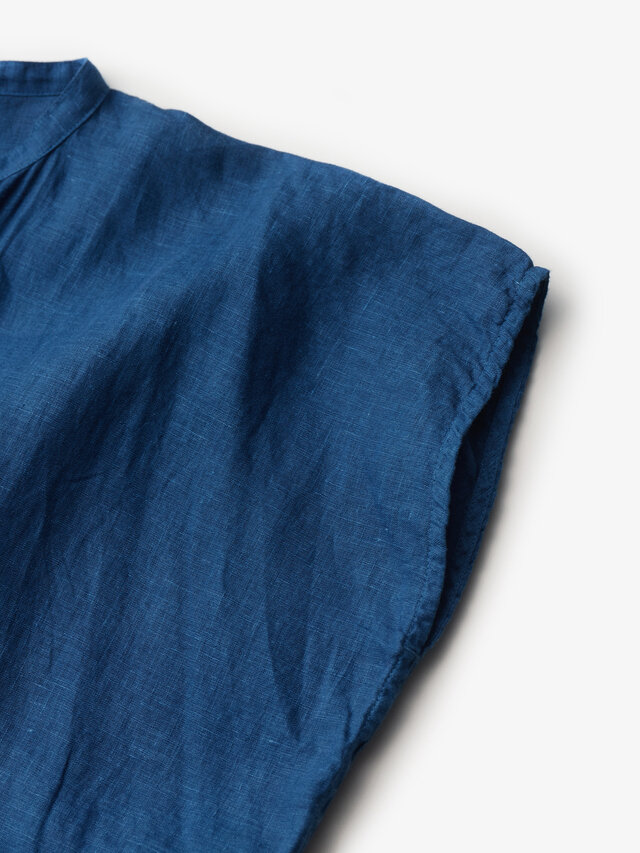 肩先にそっとかかる、やわらかなフレンチスリーブ。涼しげで動きやすいデザインになっています。