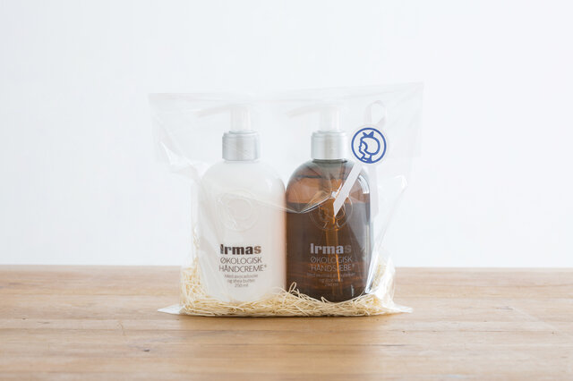 セット内容
・ハンドソープ(250ml)
・ハンドクリーム(250ml)
・ロゴ入りシールでラッピング