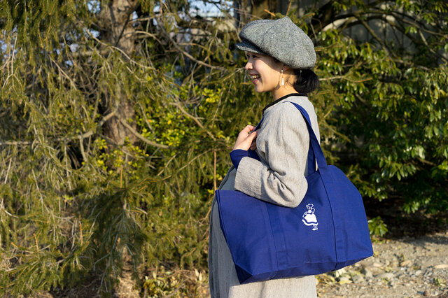 持ち手は少し長めで、荷物をたくさん入れて肩に掛けるのにちょうどいい長さ。