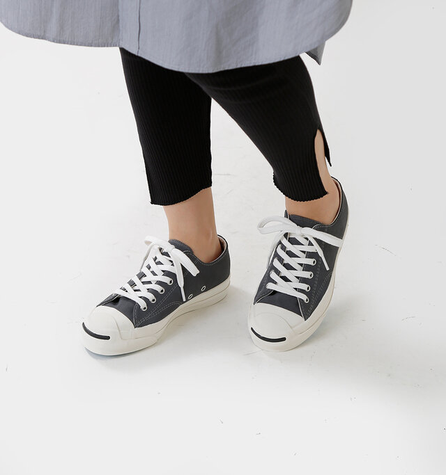 トラッドなスタイリングで
人気の高いスエードの
カジュアルブーツがモチーフ。
ハトメをなくしたり、
踵部分にモチーフに見られるような
ステッチを施したり、
パイピングに太いステッチを施したり、
アウトソールはガムカラーにしたり等と、
細かなディテールを
積み重ねモチーフを表現。