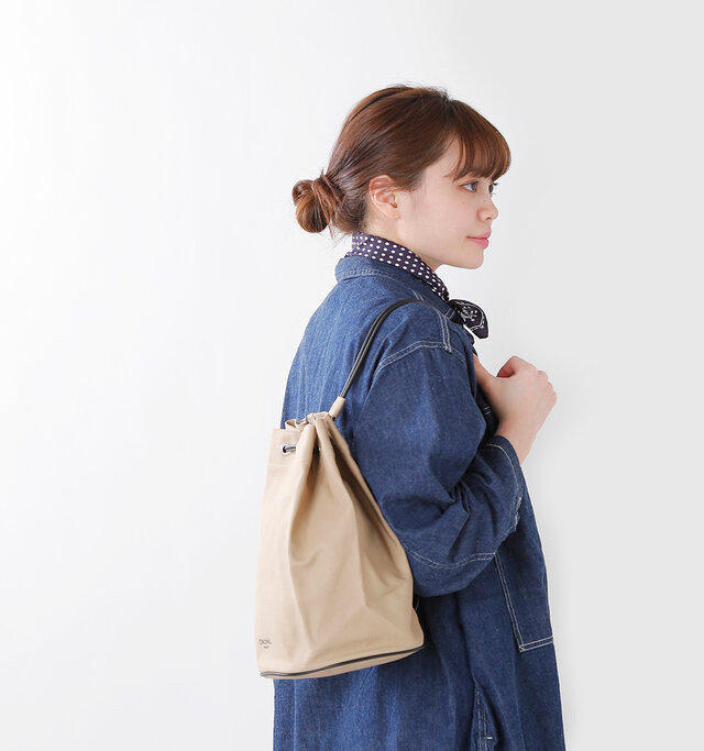 小さめのシルエットに
可愛い巾着型が
印象的なショルダーバッグは、
爽やかな季節の
マリンテイストを盛り上げてくれます。
適度なハリがある
ライトキャンバス地を使用し、
荷物を入れた時に
きれいなフォルムを保ってくれます。