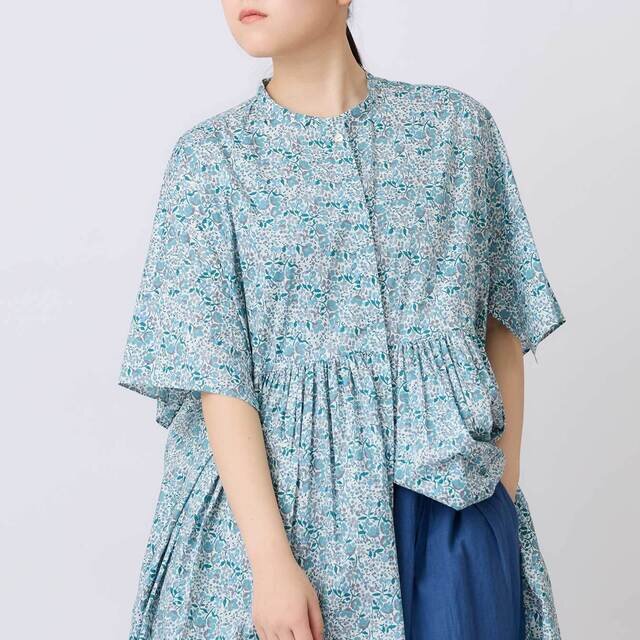 柄が全面に広がることで華やかさがあり、どの角度から見ても絵になる一着です。