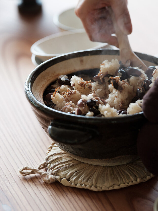 黒豆煮でも使用される兵庫の丹波篠山で採れた黒豆は、口の中で味わいが広がります。