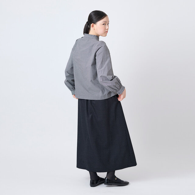 後ろ姿はすっきりとしたシルエットで、スタンドフリルカラーがさりげないポイントに。