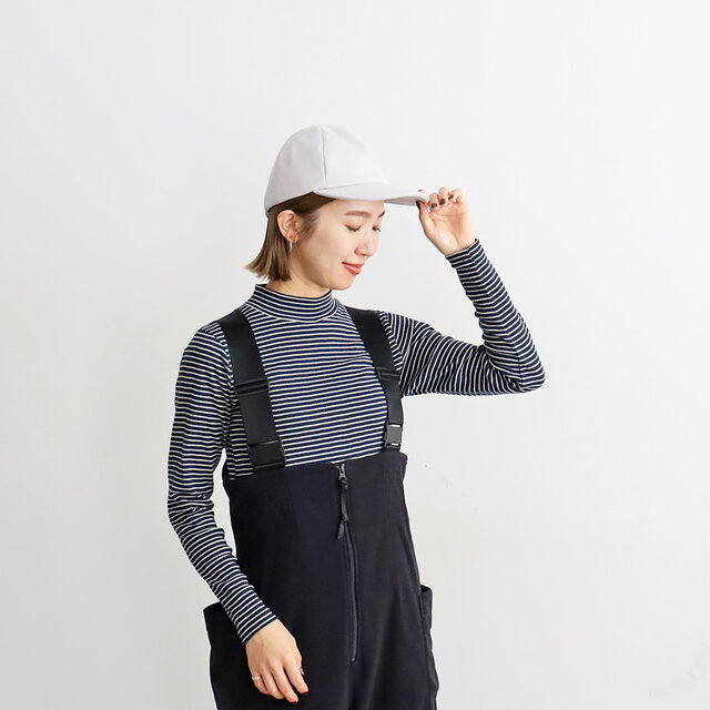 スッキリと見せてくれるネイビー×ナチュラル。
落ち着いたトーンのネイビーなので、モノトーンで合わせるのはもちろん
ライトグレーやキナリなど、淡いカラーのスウェットやニットのインナーにも締め色としてオススメです!