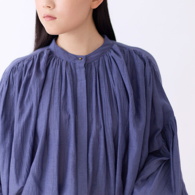 襟下と肩下にたっぷりとギャザーを施し、やわらかく立体的なシルエットに仕上げました。