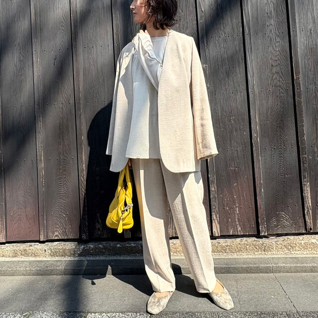 ▲インナー:ひんやりクールタッチ「チラ見えを防ぐスクエアタンクトップ」ライトグレー着用