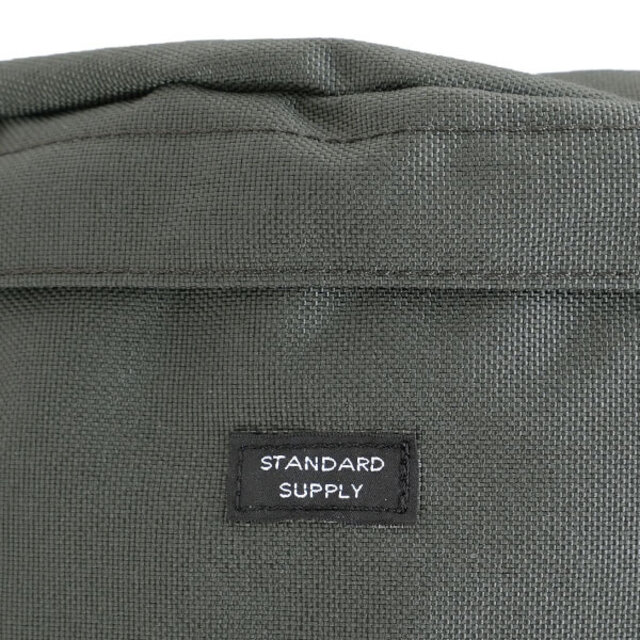 メイン素材にはCORDURA 1000D(デニール)NYLON 100%を使用しています。
表面に撥水加工を施し、裏面にはポリウレタン加工をかけコシ感が出るように仕上げています。