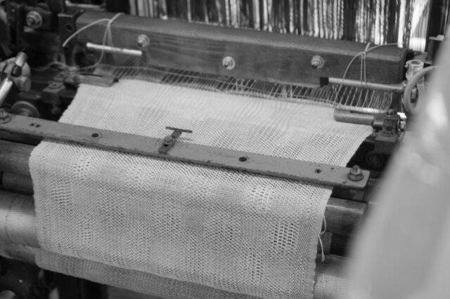 約100年前のシャトル織機「豊田Y式」を、改造して織りなす
