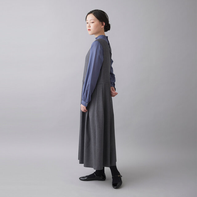 前後どちらでも着られる2way仕様のジャンパースカート。
シンプルなクルーネックとボタンの並ぶVネックを気分に合わせて楽しめます。
日常から、ちょっとしたよそゆきまで対応できる一枚です。