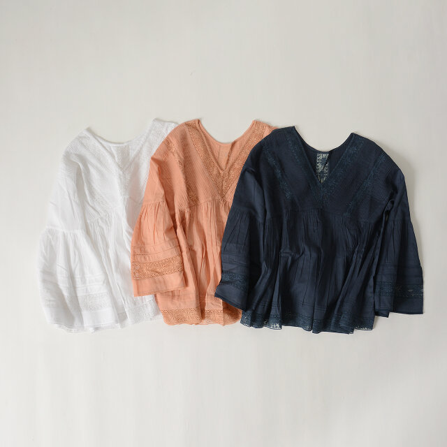 カラーは刺繍デザインが生かされた、柔らかな印象の「off white」「pink」「navy」の3色をご用意しています。