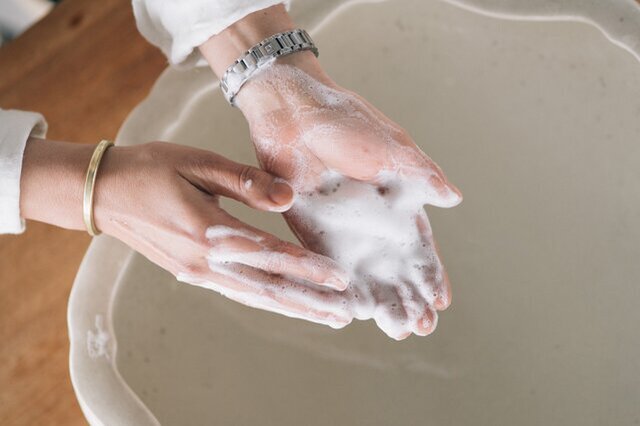 きめの細かい泡で手肌をすっきりと洗い上げます。ラベンダー精油の香りは手洗いの度に心も癒してくれそうです。