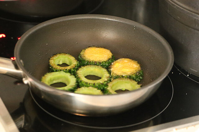 3.フライパンにオリーブオイルを熱し、
ゴーヤを並べ軽く焼いた後に
中央にオムレツ液を流す。
（多少あふれても大丈夫です）
焼き色がついたらひっくり返し
裏面も同様に焼く。