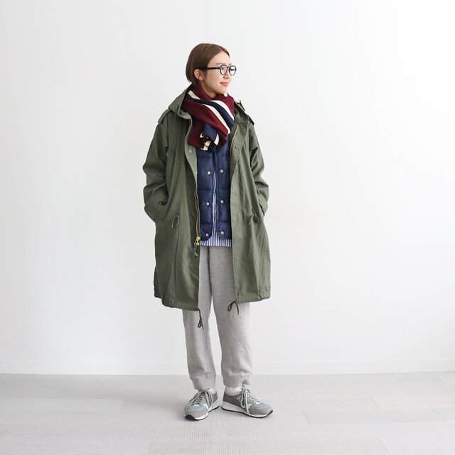 ブラックはモノトーンスタイルにも、ネイビーやベージュはチラッと見せて差し色にもなります!
厚すぎないのでアウターの中に着ても着膨れして見えないのも嬉しいですね。