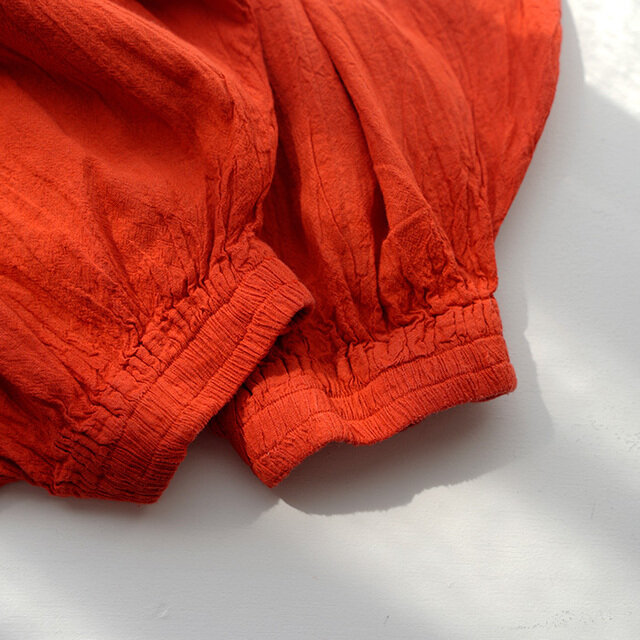 裾をたくし上げたり足首まで下ろしたり、好みの丈感で着ていただけます。