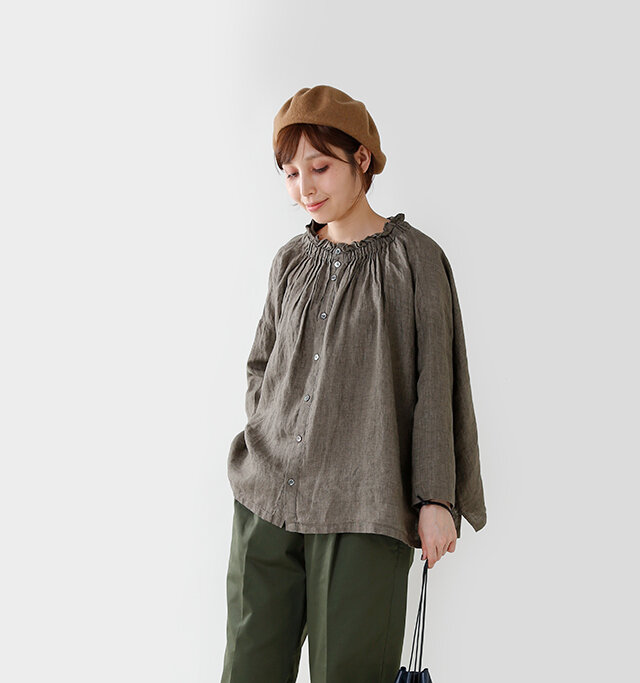 たっぷりとギャザーを寄せた、
今年らしい雰囲気の
ネックラインがポイント。
前後2wayで着用できるので、
その日の気分でコーディネートを
楽しんでいただけます。