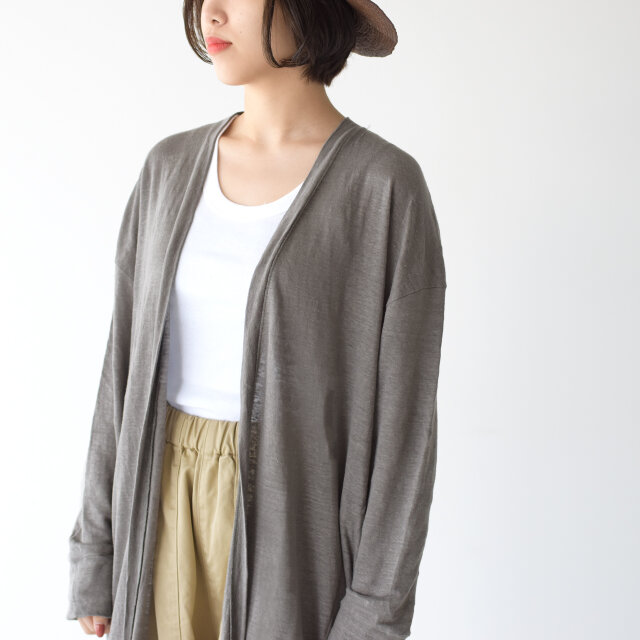 すっきりとしたシンプルデザインに、ゆったりとしたドロップショルダー。
様々なスタイリングにマッチします。