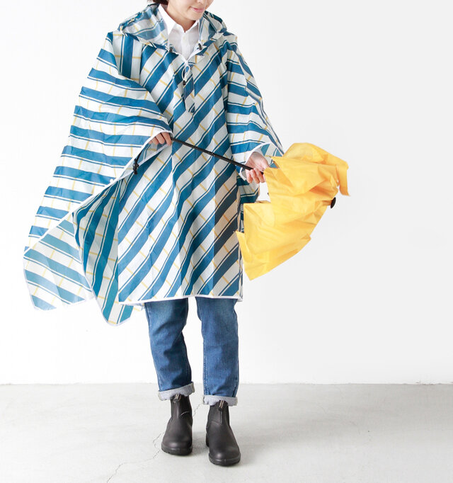 color:blue×white / size:one
普段のお洋服から被るだけだから楽チン。折り畳んで小さく持ち運べるので、梅雨や雪のシーズンに嬉しいアイテムです。