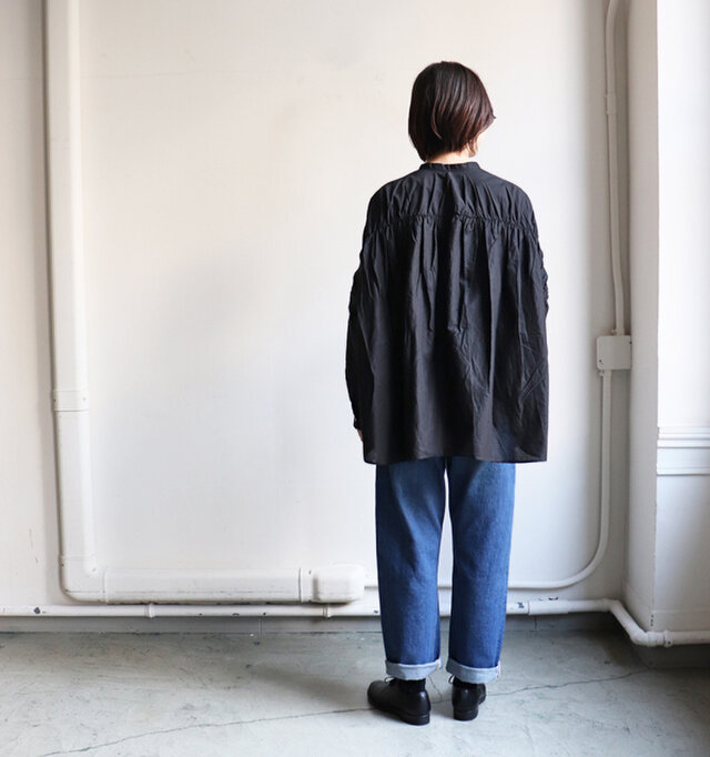 背中にたっぷりと施されたギャザーがポイントのシャツです。
「mizuiro ind」らしい、ゆったり落ち感のあるシルエットがとてもキレイなラインを作ります。