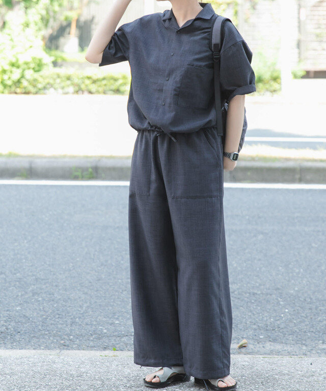 同素材のパンツとセットアップでの着用も可能です。