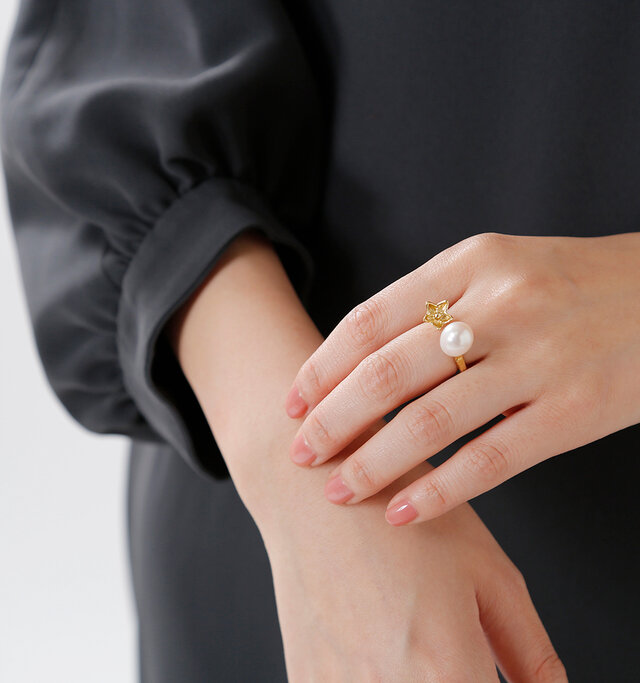 クラシックな存在感がある
真鍮でできた百合とパールのリング。
ゴールドとパールが
とても相性が良く、
つけるだけで映える指元に。
指のサイズが分からない方への贈り物にも◎