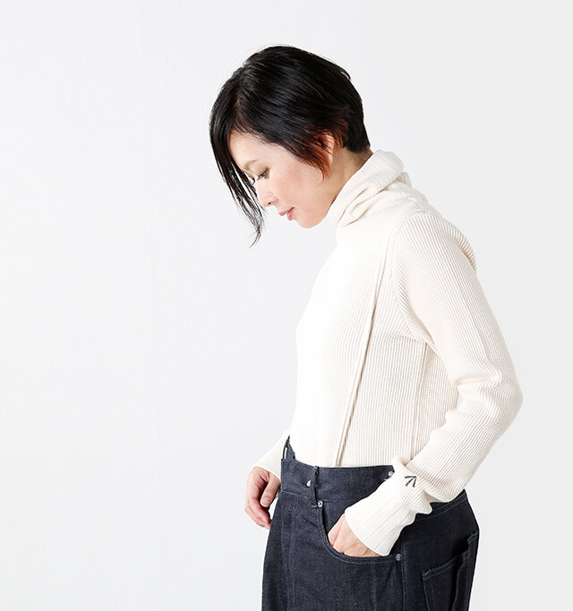 昨年も好評だった
シンプルながら、
ナイジェルらしいディティールの
詰まったタートルネック。
ボディーには程よい厚みが
ありながら柔らかみのある
ワッフル素材を採用。
着ていく中で風合いを
楽しんで頂ける素材に
仕上がっています。