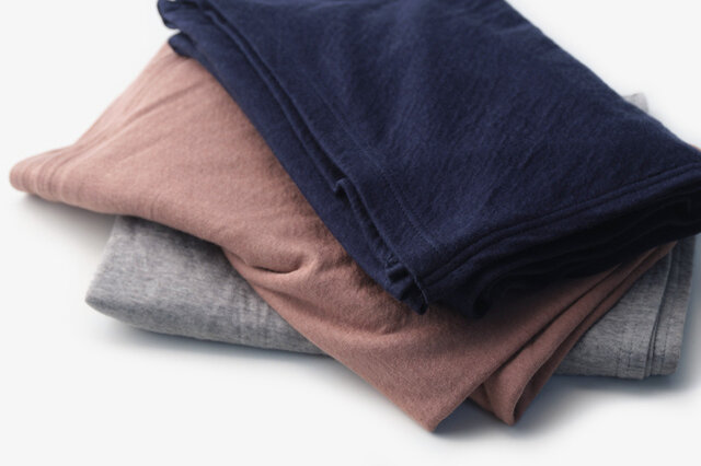 カラーはグレーとネイビー、ピンクベージュの3色ございます。どのコーデにも組み合わせやすい落ち着いた色合いとなっています。お好みの色をお選びください。