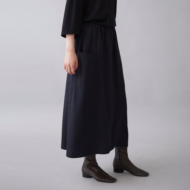 深みのある落ち着いたコン。ブラックよりも柔らかく、洗練された印象を与えてくれるカラーです。きれいめからカジュアルまで幅広く合わせやすく、日常使いに活躍します。