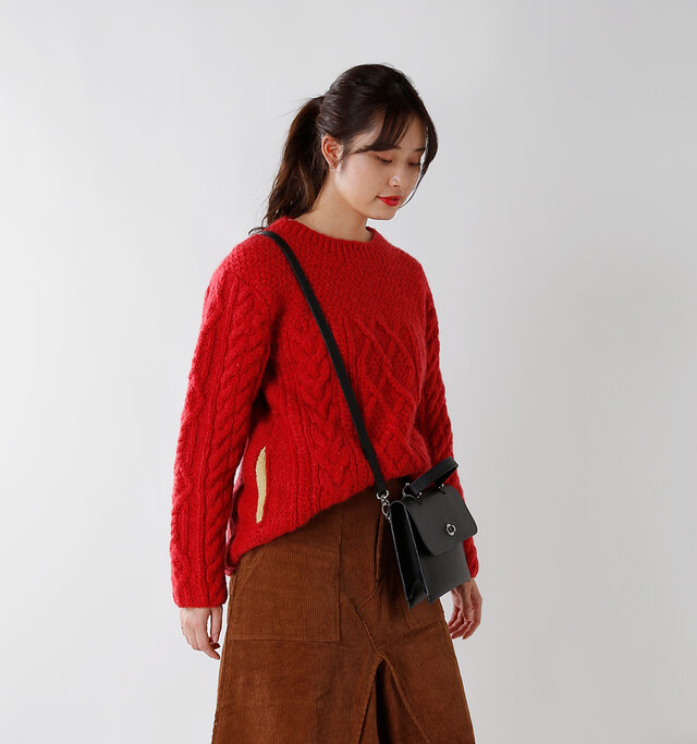 目の覚めるようなカラーリングが
ポップでかわいいニットは
ネパールから届いた
ハンドメイドニット。
ポケットがさりげなく
バイカラーになっていたり、
様々な編み方で編まれていたり
表情豊かな楽しいデザインです。