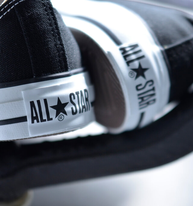 ベロ、インソール、かかと…ところどころに伝統のある「ALLSTAR」ロゴを配置。