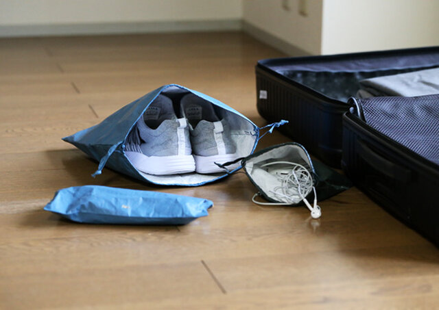 旅行の予定が決まって、準備をしている瞬間てとても楽しい。
旅先では何を着よう?これを持って行こう。なんて、考え出すと止まらなくなります。
そこで、スマートなパッキングに欠かせないのが、仕分けていく袋。
ただビニール袋に入れるなんて味気ない!
HAY(ヘイ)のパッキング用バッグたちで揃えれば、見た目も統一されてスマートに、
しかもHAYとなると気分も弾みますよね。