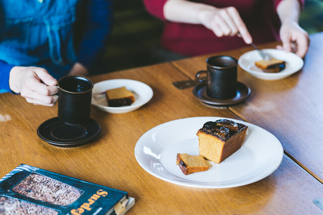 飽きのこないシンプルなデザインに、ワンポイントをあしらった一枚。
毎日の食卓の定番プレートとして、いくつか揃えてみてはいかがでしょうか。